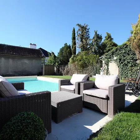 A L'aube De Troyes Bed & Breakfast 4*