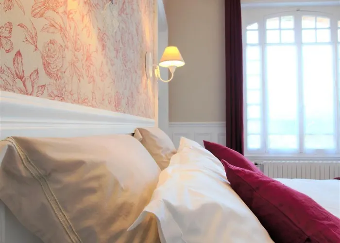 A L'aube De Troyes Bed & Breakfast 4*